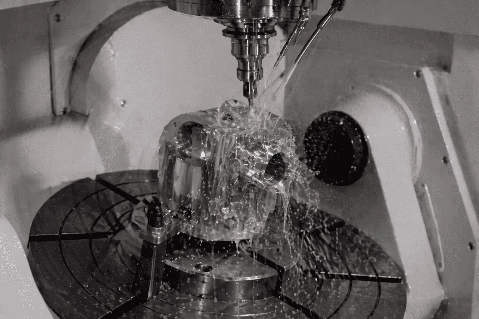 Trunnion-style 5-axis machine with a rotating tilting table
